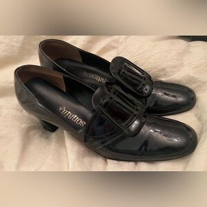 Vintage black patent NARROW shoes 8